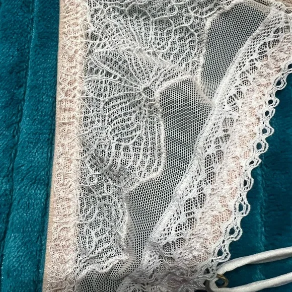 Victoria’s Secret Bombshell Elegant Lace Underwire Bra - Cream - Picture 5 of 6